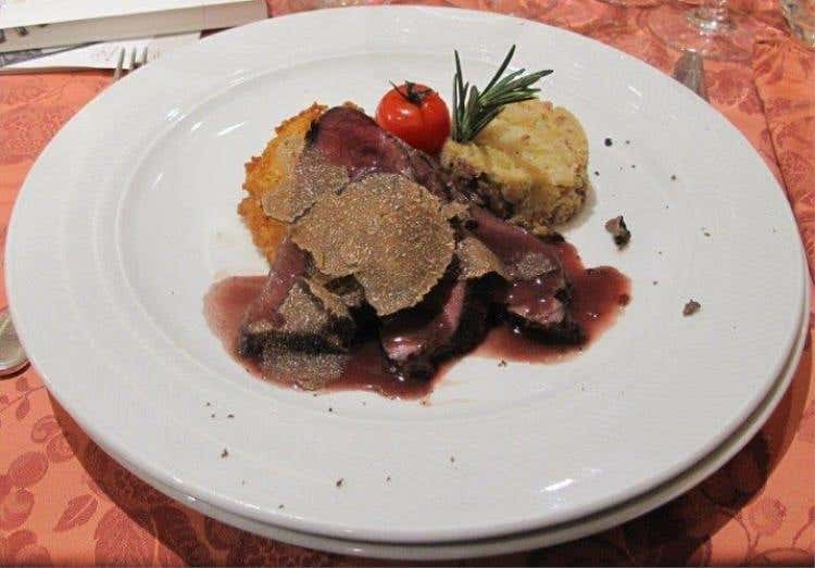 Lombata di cervo cotta in bassa temperatura in salsa di Teroldego e tartufo nero del Baldo con tortel di patate e sformatino di verza